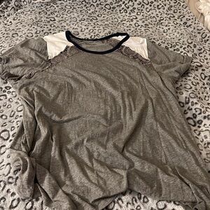 Torrid 5x Gary white and navy blue t-shirt